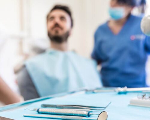 Afecțiunile dentare în zona frontală – cauze, consecințe și abordare terapeutică
