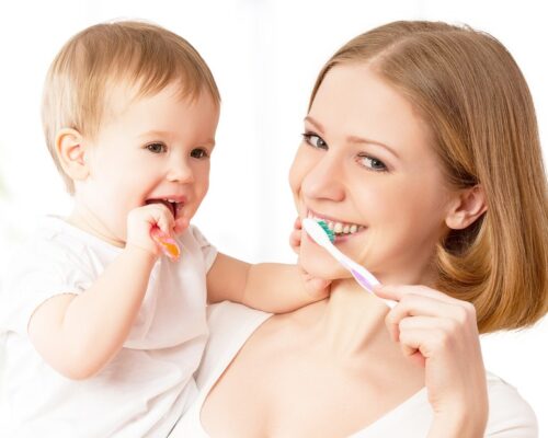 Cum îi obișnuim pe cei mici să se spele pe dinți?