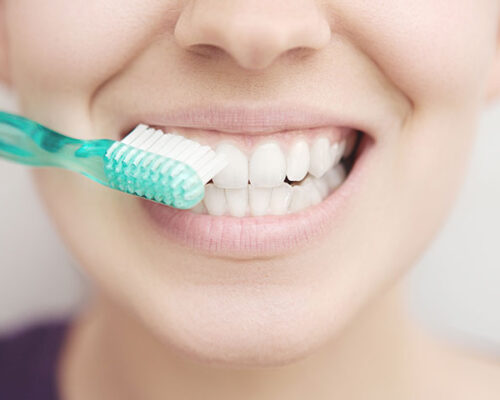 Efectele periajului dentar agresiv asupra dinților